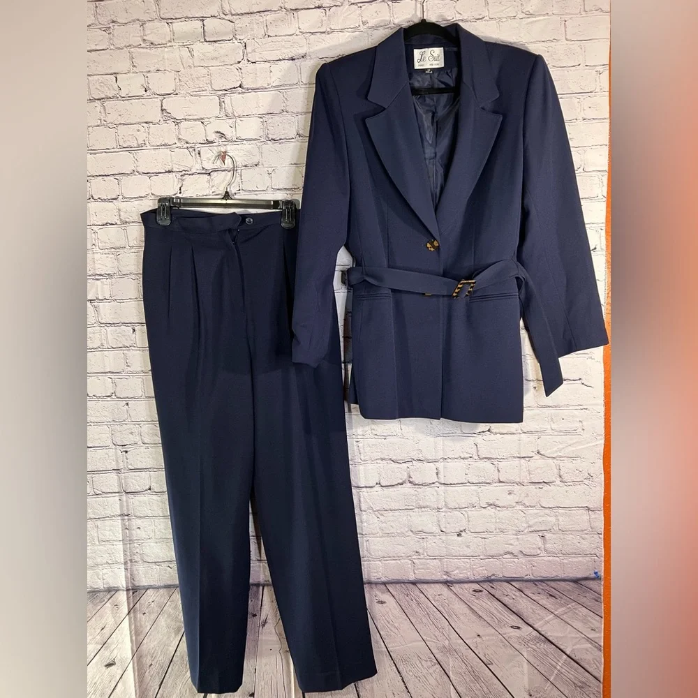 Le Suit. Ladies Dark-blue 2-piece pant suit. Size 12. - Picture 8 of 10